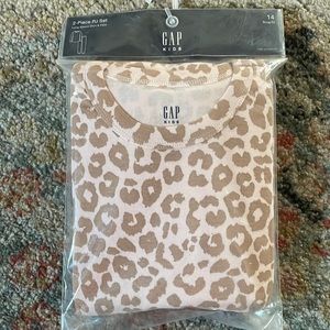 NWT GAP Kids pajama set. Long sleeve shirt and pants. Light pink animal print